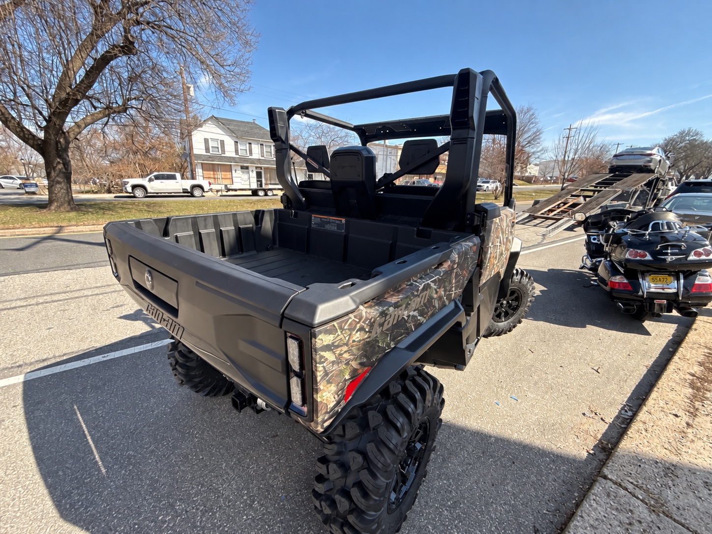 Can-Am Defender на площадке дилера в Пенсильвании перед доставкой на терминал.