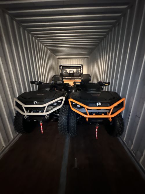 Квадроциклы Can-Am Outlander, закреплённые внутри контейнера.