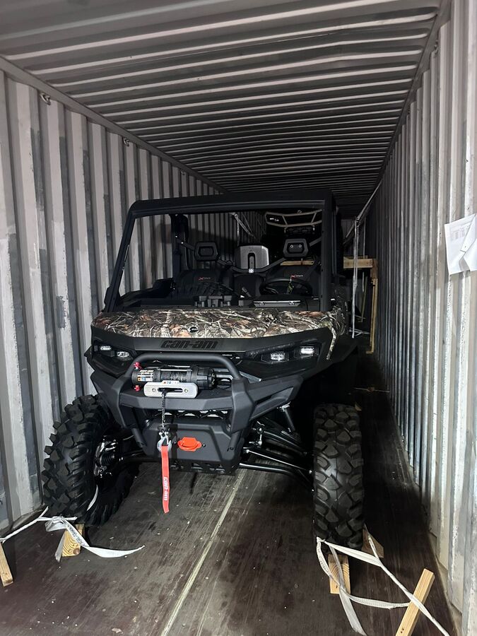 Can-Am Defender, закреплённый внутри контейнера.