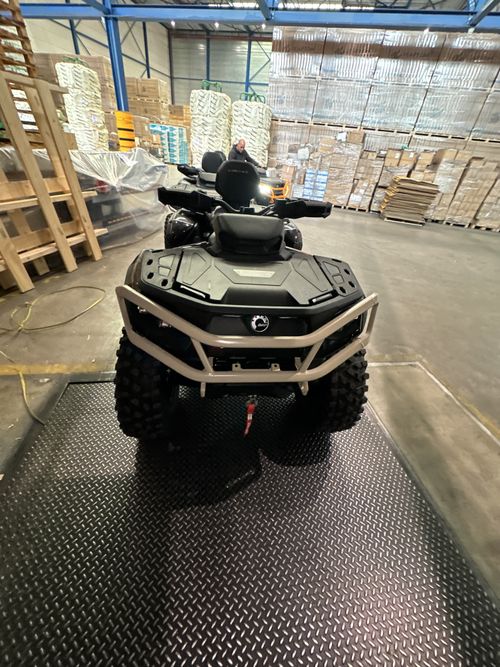 Can-Am Outlander во время терминальных операций перед финальной доставкой.