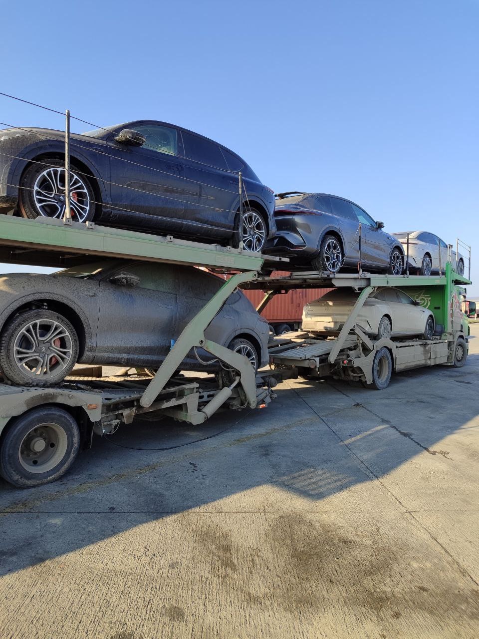 IM Motors LS7 and L7 vehicles on a car transporter