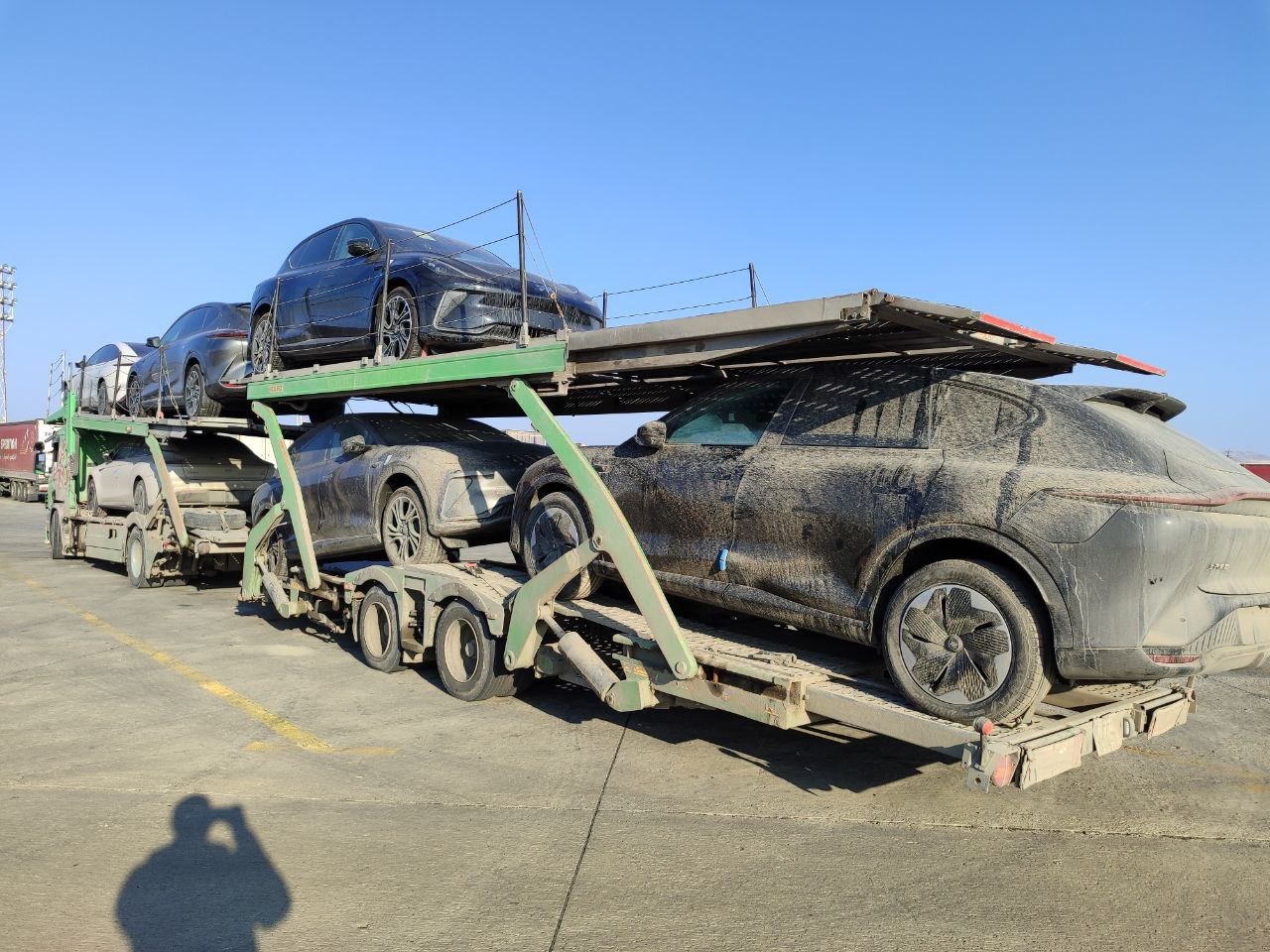 IM Motors LS7 and L7 vehicles on the car transporter during delivery