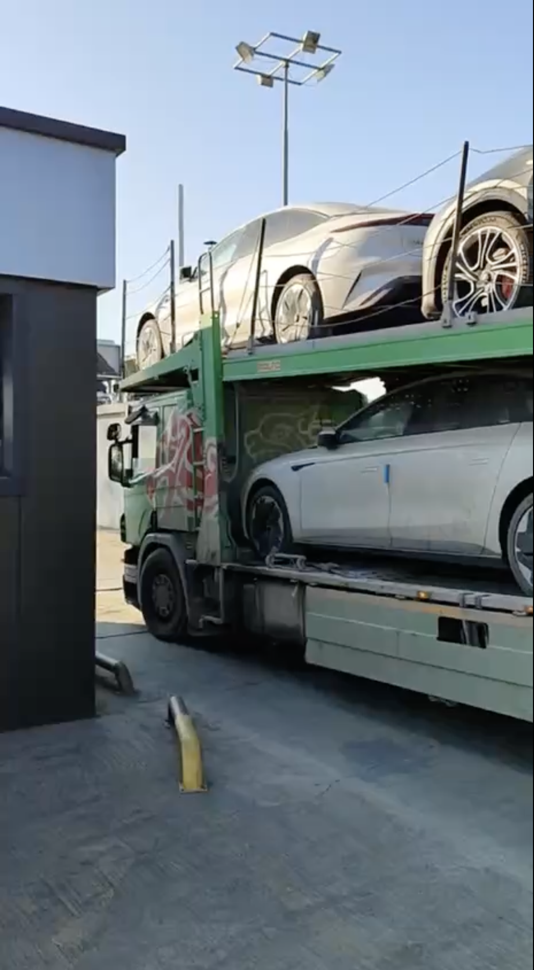 Car transporter with IM Motors L7 vehicles at a yard