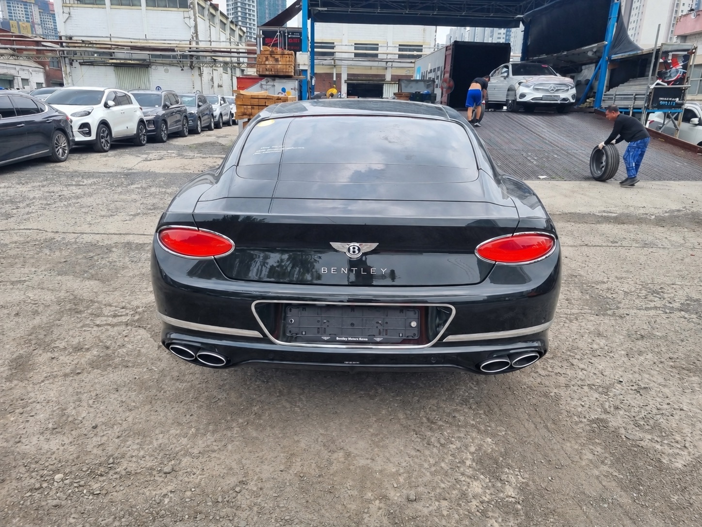 Bentley Continental GT на экспортной площадке перед загрузкой в контейнер.