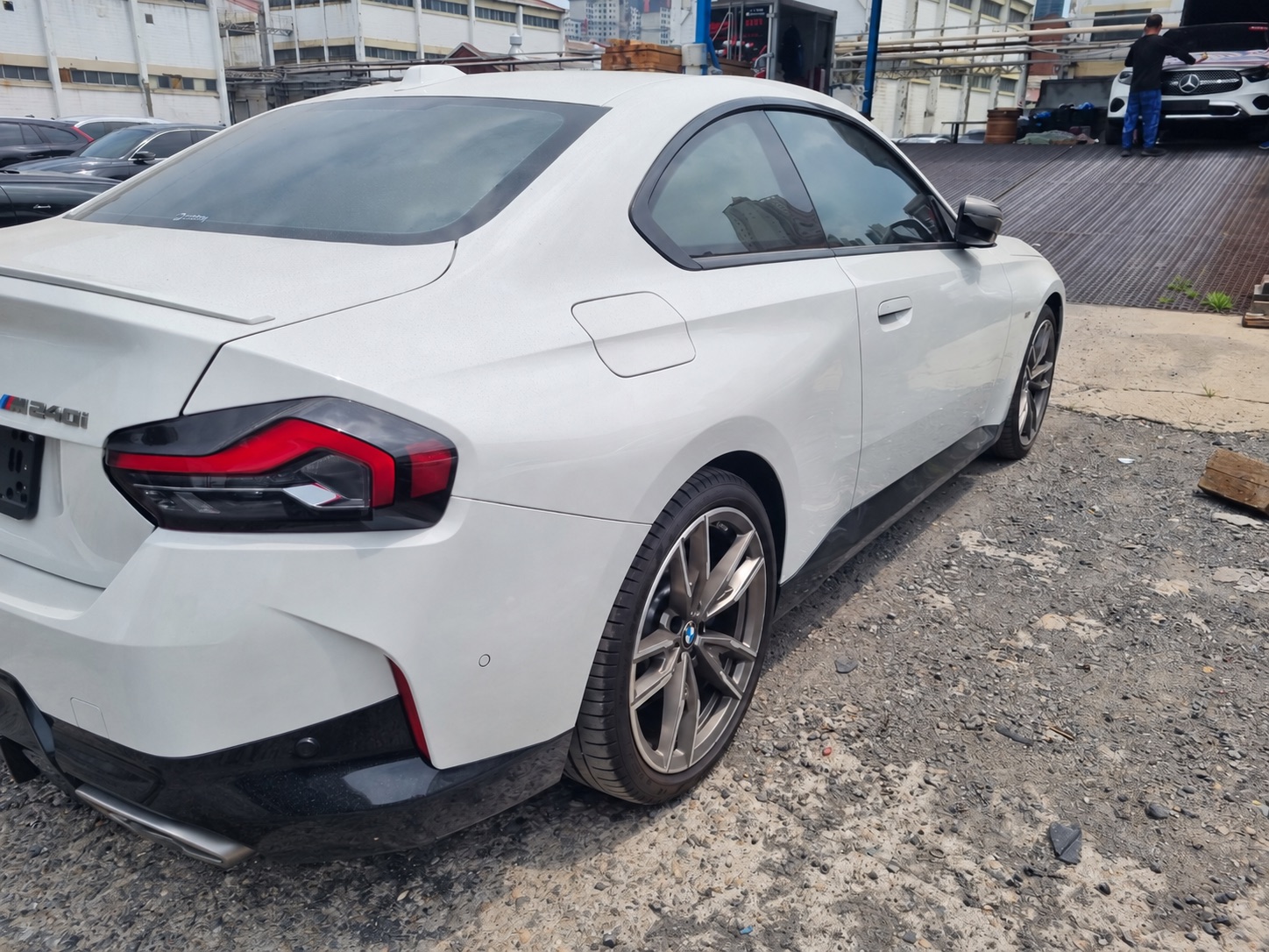 BMW M240 на экспортной площадке перед загрузкой в контейнер.