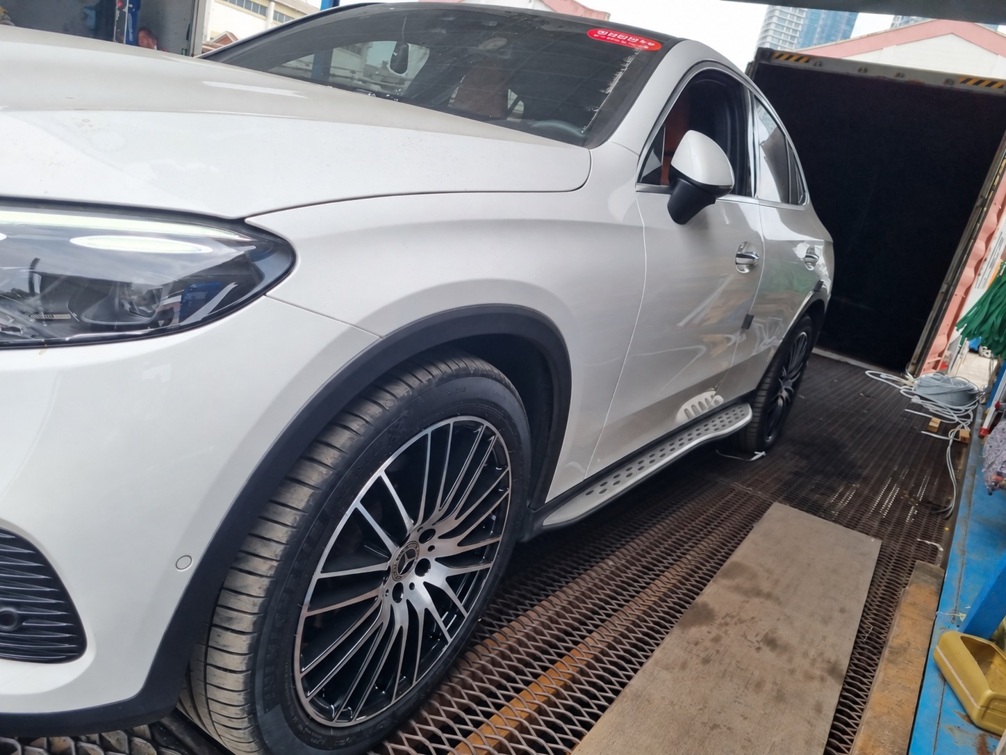 Mercedes-Benz GLC во время подготовки к контейнерной перевозке.