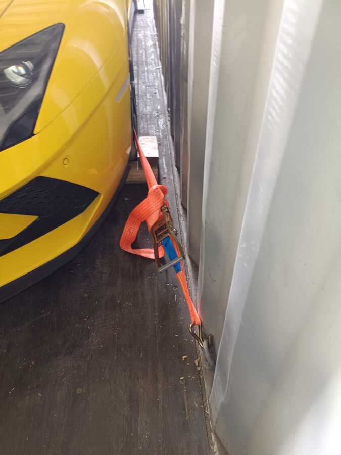 Mocowanie Lamborghini i odstęp od ściany kontenera.