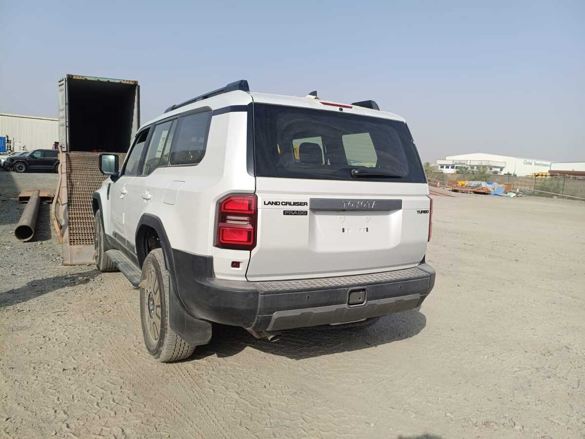 Toyota Prado przy rampie załadunkowej.