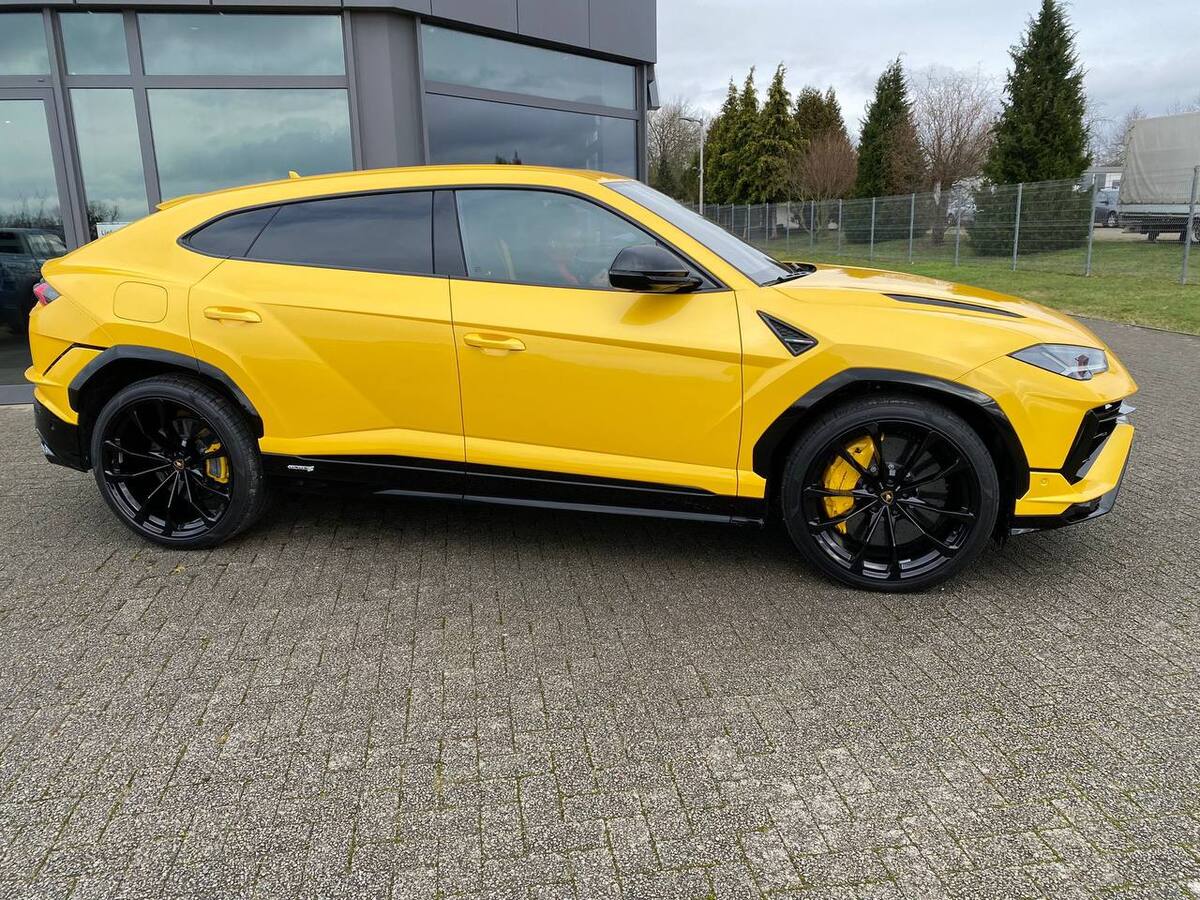 Lamborghini Urus S at the dealer facility in Kassel
