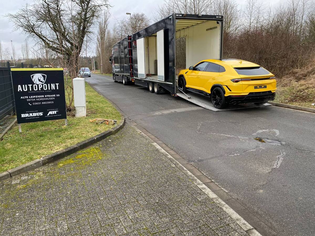 Lamborghini Urus S leaving the enclosed car transporter