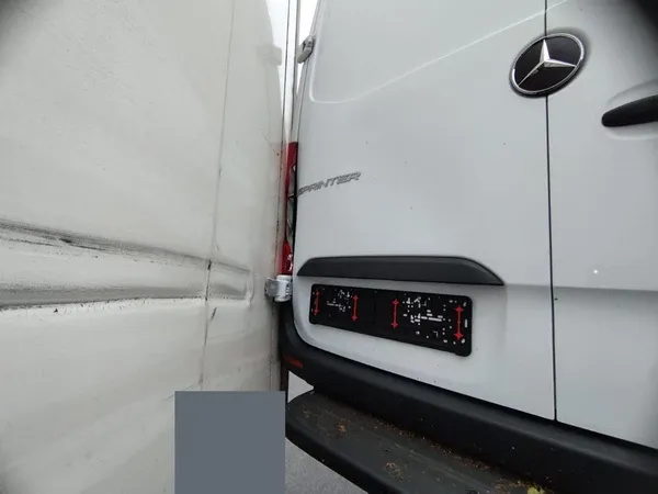 Close-up of contact between the semitrailer and the rear of a Sprinter