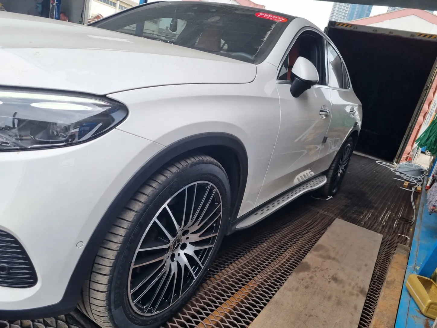 Mercedes-Benz GLC во время подготовки к контейнерной перевозке.