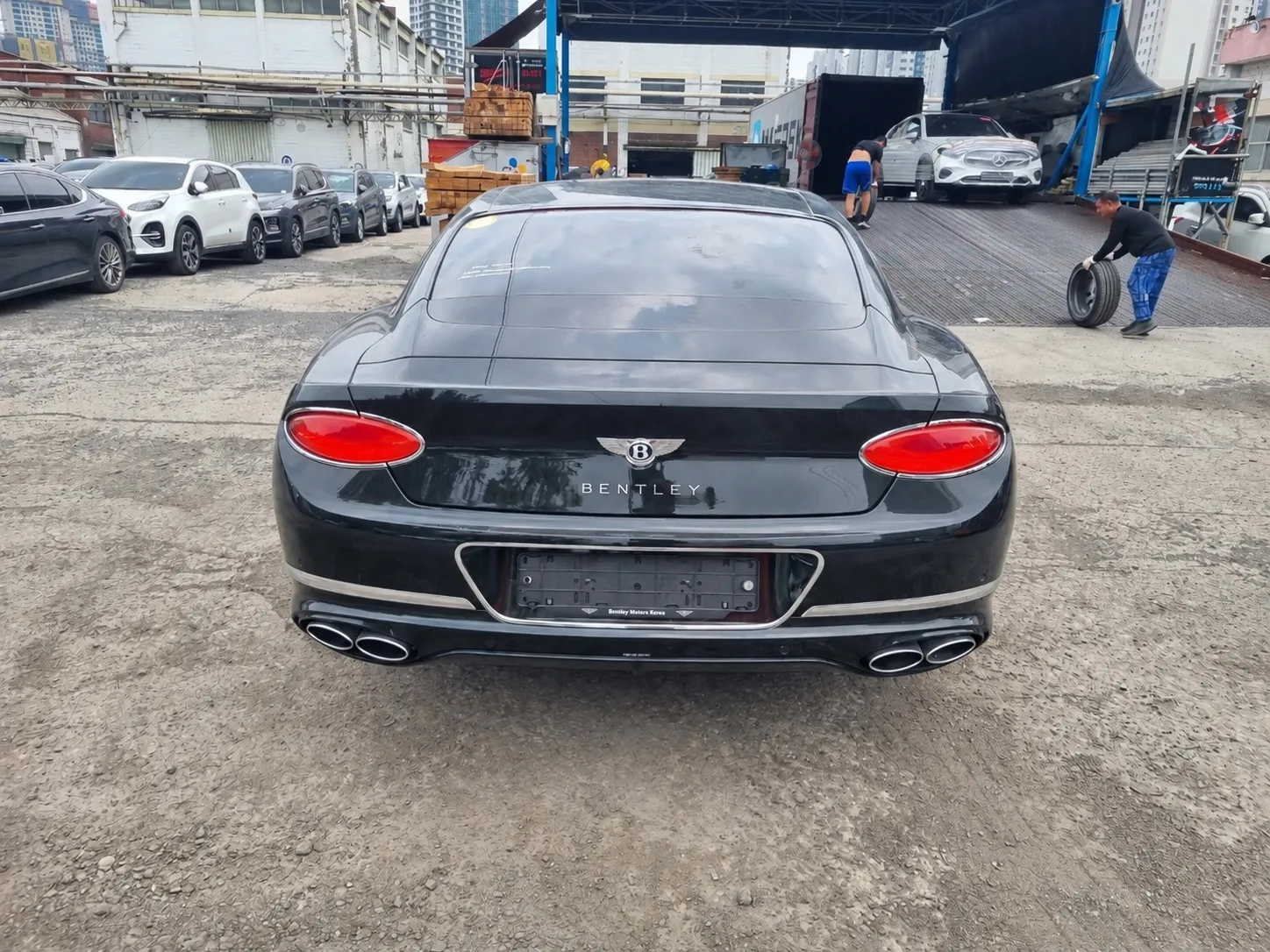 Bentley Continental GT на экспортной площадке перед загрузкой в контейнер.