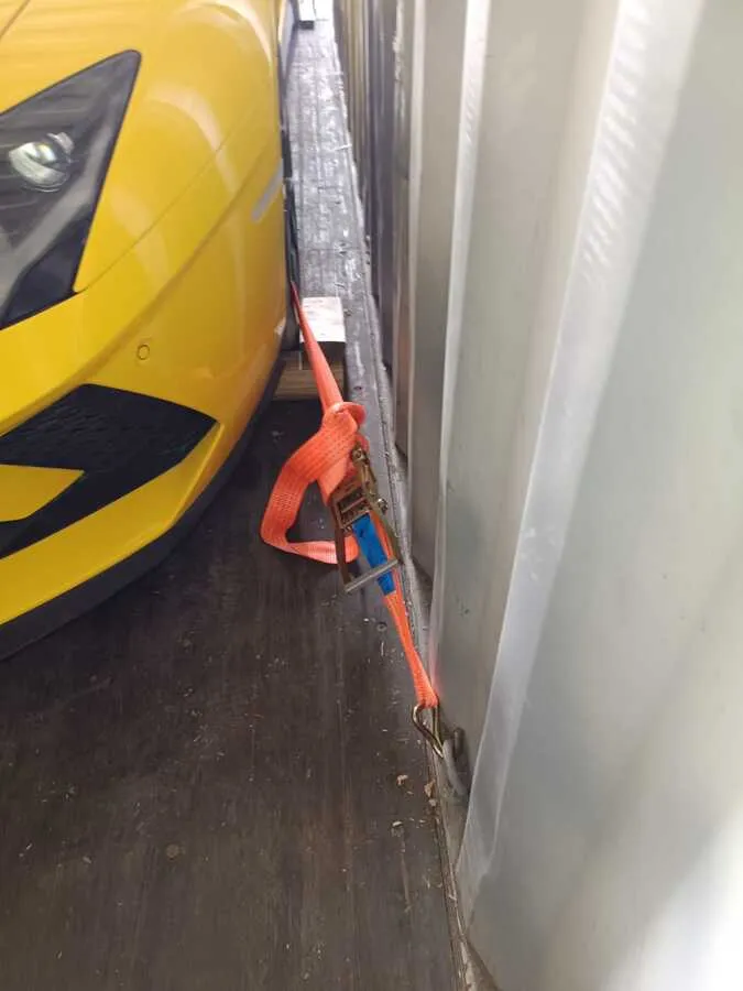 Крепление Lamborghini и расстояние до стенки контейнера.